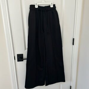 Shein xs wide leg sweatpants. Never worn color black.